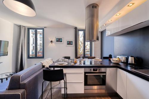 - une cuisine avec un comptoir et un îlot de cuisine dans une pièce dans l'établissement Heart of Cannes Amazing design apartment Croisette Top Location Best Seller by OIam Properties, à Cannes