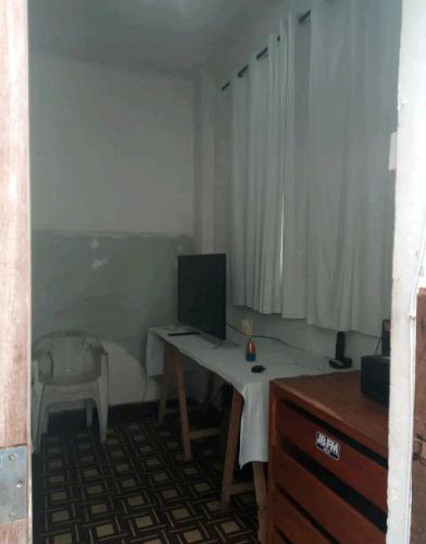 Pokój z biurkiem z komputerem w obiekcie Quarto privativo w mieście Rio de Janeiro