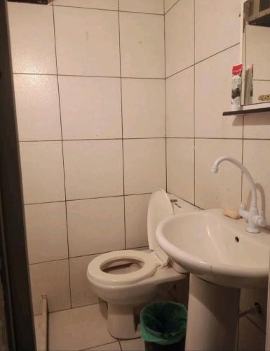 łazienka z toaletą i umywalką w obiekcie Quarto privativo w mieście Rio de Janeiro