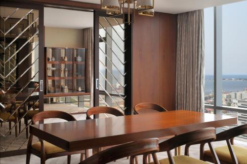 Ein Sitzbereich in der Unterkunft InterContinental Luanda Miramar by IHG