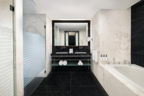 Ein Badezimmer in der Unterkunft InterContinental Luanda Miramar by IHG
