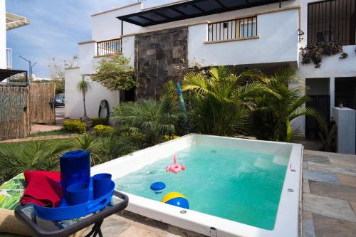 a small swimming pool with a toy in a yard at Lujosa casa: alberca terapéutica 3x2m, chimenea, cocina profesional in León