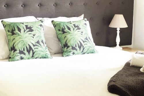 Cama o camas de una habitación en Suburban Bliss - Elegant Villa 2