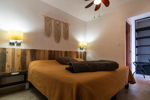 เตียงในห้องที่ Lujosa casa: alberca terapéutica 3x2m, chimenea, cocina profesional