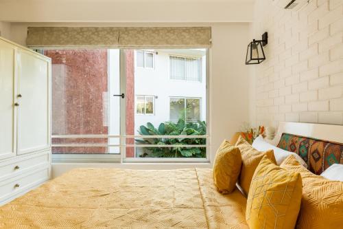 Katil atau katil-katil dalam bilik di El Raso, Premium 1 BHK Apartments with Shared Pool, just 2 mins drive from famous Parra Coconut Tree Road, 24x7 Security, Kitchen, Daily Housekeeping
