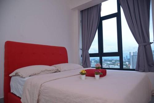 1 dormitorio con 1 cama con cabecero rojo y ventana en KB2712 - Cyberjaya-Netflix-Wifi- Parking-Pool, 1011, en Cyberjaya