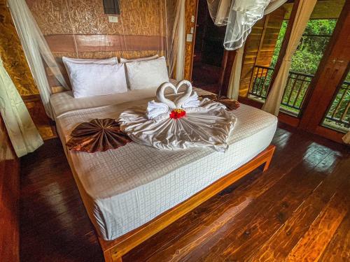 1 dormitorio con 1 cama en una habitación en Hillhouse - Koh Yao Noi, en Ko Yao Noi