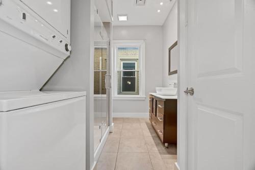 uma casa de banho branca com um lavatório e um espelho em Lofts at Walnut: 1BR Fast Wi-Fi em Harrisburg