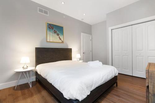 um quarto com uma grande cama branca e uma mesa em Lofts at Walnut: 1BR Fast Wi-Fi em Harrisburg