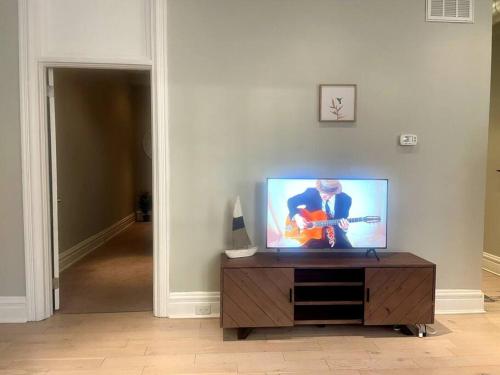 En TV eller et underholdningssystem på Urban Retreat: 2BR in DWTN HBG