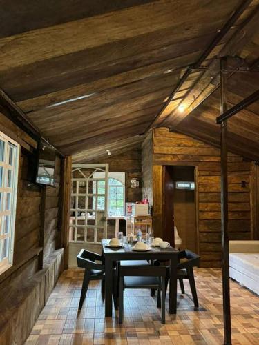 Un restaurante o sitio para comer en cabaña en finca cafetalera rancho Beatriz