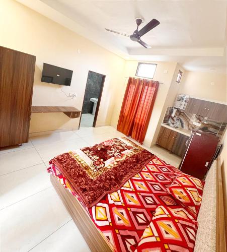 ein Schlafzimmer mit einem Bett in einem Zimmer in der Unterkunft SP VILLA -- LPU Law Gate -- Near Jhally Hair Craze Salon & Tattoo in Phagwara