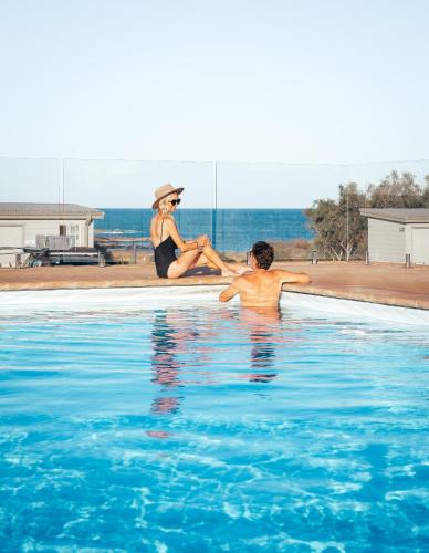 Επισκέπτες που μένουν στο Kalbarri Red Bluff Tourist Park