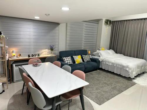 een woonkamer met een bank en een tafel bij Loco House in Incheon