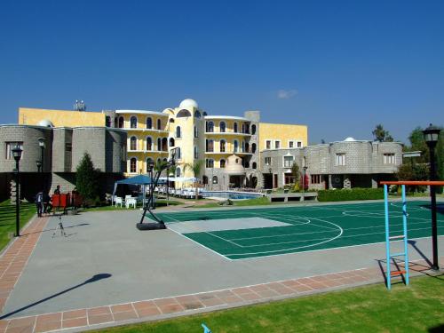 a tennis court in front of a building at Mansion Tepotzotlan in Tepotzotlán