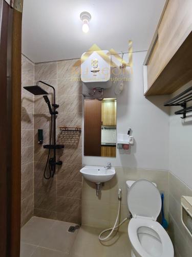 ein Bad mit einem WC und einem Waschbecken in der Unterkunft Trans Park Juanda Bekasi By MJ Room in Padurenan