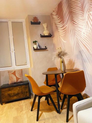 a dining room with a table and chairs at Charmant T1 hypercentre Nantes in Nantes