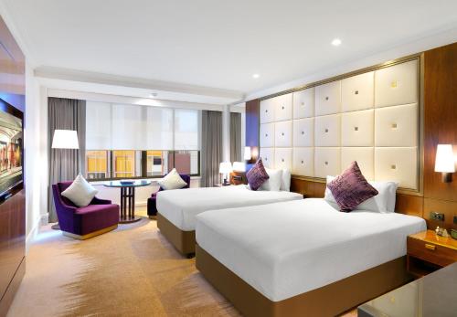 ein Hotelzimmer mit 2 Betten und einem Tisch in der Unterkunft Amora Hotel Jamison Sydney in Sydney