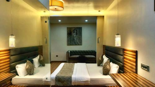 - une chambre avec un lit et une chaise dans l'établissement Jalsa inn, Bhopal, à Shamsgarh