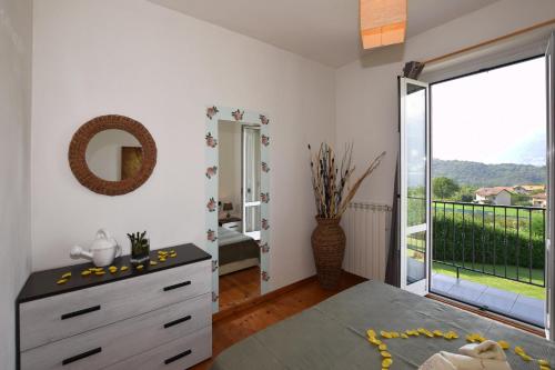 - une chambre avec une commode et une grande porte coulissante en verre dans l'établissement Fiorita Apartments with Shared Pool, à Colico