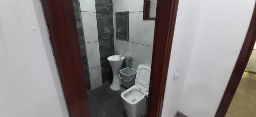 bagno con servizi igienici e bidet di OYO HOTEL BLISS a Ludhiana