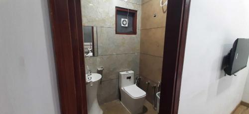 Baño pequeño con aseo y lavamanos en OYO HOTEL BLISS, en Ludhiana