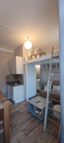 Cette chambre comprend une mezzanine et une cuisine. dans l'établissement Studio hyper centre entre port et remblai, à Les Sables-dʼOlonne