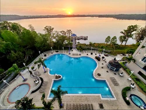 eine Aussicht über den Pool in einem Resort mit Sonnenuntergang in der Unterkunft Balcony King Suite - Lake & Pool view in Orlando