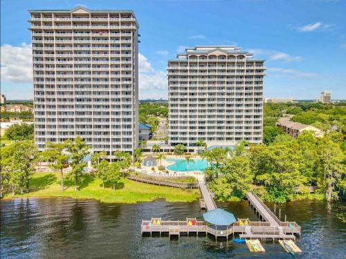 eine Luftansicht von zwei hohen Gebäuden auf dem Wasser in der Unterkunft Balcony King Suite - Lake & Pool view in Orlando