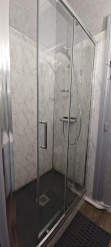 une douche avec une porte vitrée dans une salle de bain dans l'établissement Studio hyper centre entre port et remblai, à Les Sables-dʼOlonne