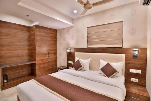 a bedroom with a large bed with wooden walls at FabHotel Prime Candlewood by A plus Hospitality in Udaipur