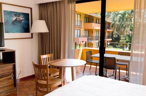 Un pat sau paturi într-o cameră la Holiday Inn Resort Ixtapa All-Inclusive by IHG