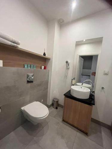 ein Bad mit einem WC und einem Waschbecken in der Unterkunft LubMarex1 Sławińska 508 in Warschau