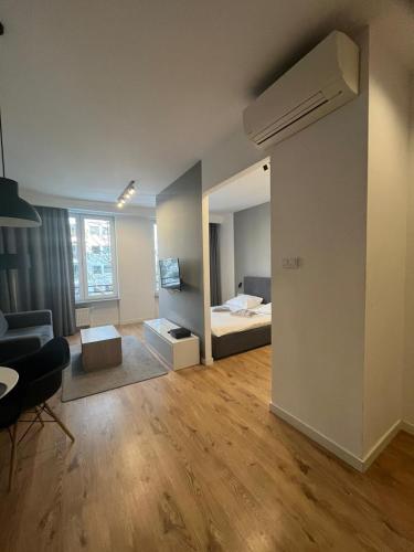Zimmer mit einem Schlafzimmer mit einem Bett und einem Spiegel in der Unterkunft LubMarex1 Sławińska 508 in Warschau