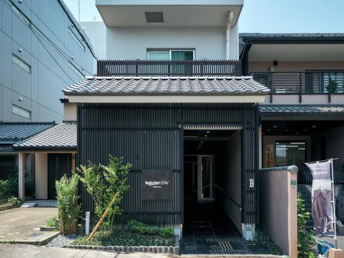um edifício com uma fachada negra em Rakuten STAY Hakata Gion 401 Superior Room em Fukuoka