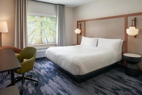een hotelkamer met een bed, een bureau en een raam bij Fairfield by Marriott Inn & Suites Hardeeville I-95 North in Hardeeville