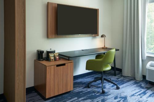 a room with a desk and a chair and a television at Fairfield by Marriott Inn & Suites Hardeeville I-95 North in Hardeeville