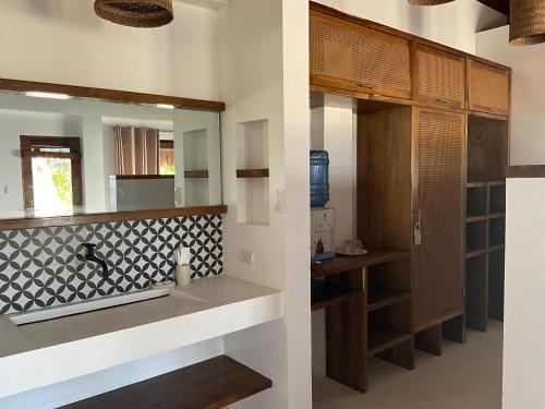 bagno con lavandino e specchio di Yapak Beach Villas a San Isidro