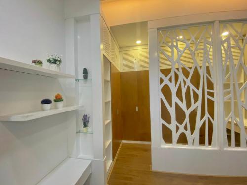 a hallway with a door with a decorative wall at Lagi Sunrise Hotel in La Gi