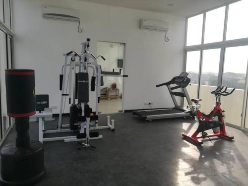 een fitnessruimte met 2 loopbanden en 2 hometrainers bij Elysian Residencies Mount Lavinia in Watumulla