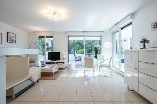 Beautiful and Spacious 2 bed Apt with Pool