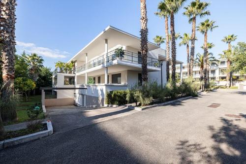 Beautiful and Spacious 2 bed Apt with Pool