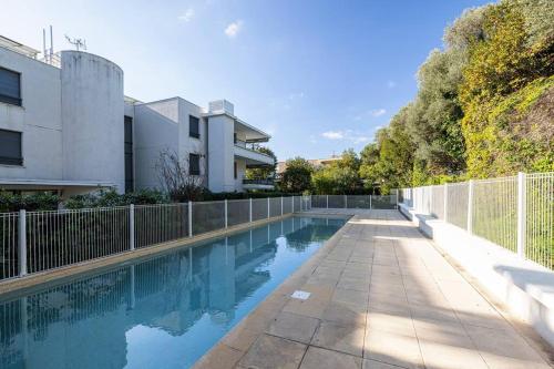une piscine devant une maison dans l'établissement Beautiful and Spacious 2 bed Apt with Pool, à Antibes