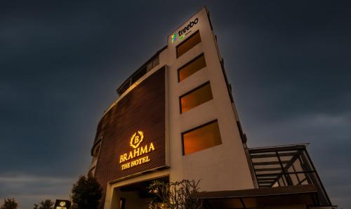 un hotel con un cartel en el lateral de un edificio en Treebo Trend Brahma - Wayanad en Mananthavady