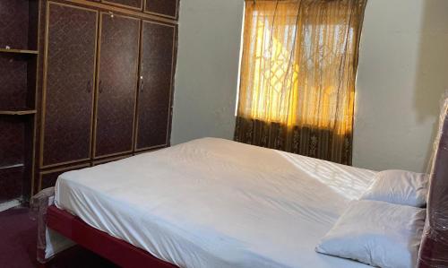 Llit o llits en una habitació de Stay Inn Islamabad
