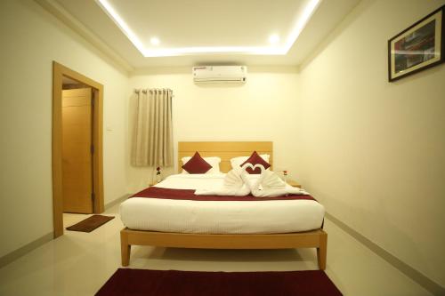 a bedroom with a bed in a room at IRIS HOTEL BY HOP in Tirupati