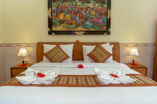 - une chambre avec un lit et 2 serviettes blanches dans l'établissement Puri Prana Guest House, à Ubud