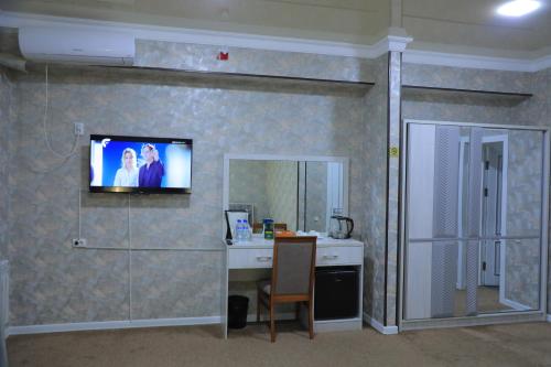 TV a/nebo společenská místnost v ubytování HOBIZ Hotel