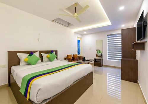 Llit o llits en una habitació de Airport Avenue Plaza Cochin Airport
