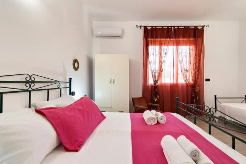 um quarto com uma cama com duas toalhas em ASZ APARTMENTS em Torre Lapillo